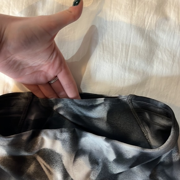 Lululemon high rise train times (discontinued) leggings size 2, length 25 - Picture 6 of 7